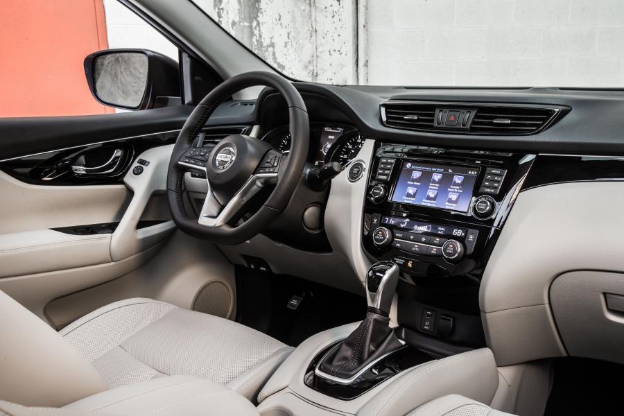 Интерьер Nissan Rogue Sport 2017 года  (фото 18 из 71)